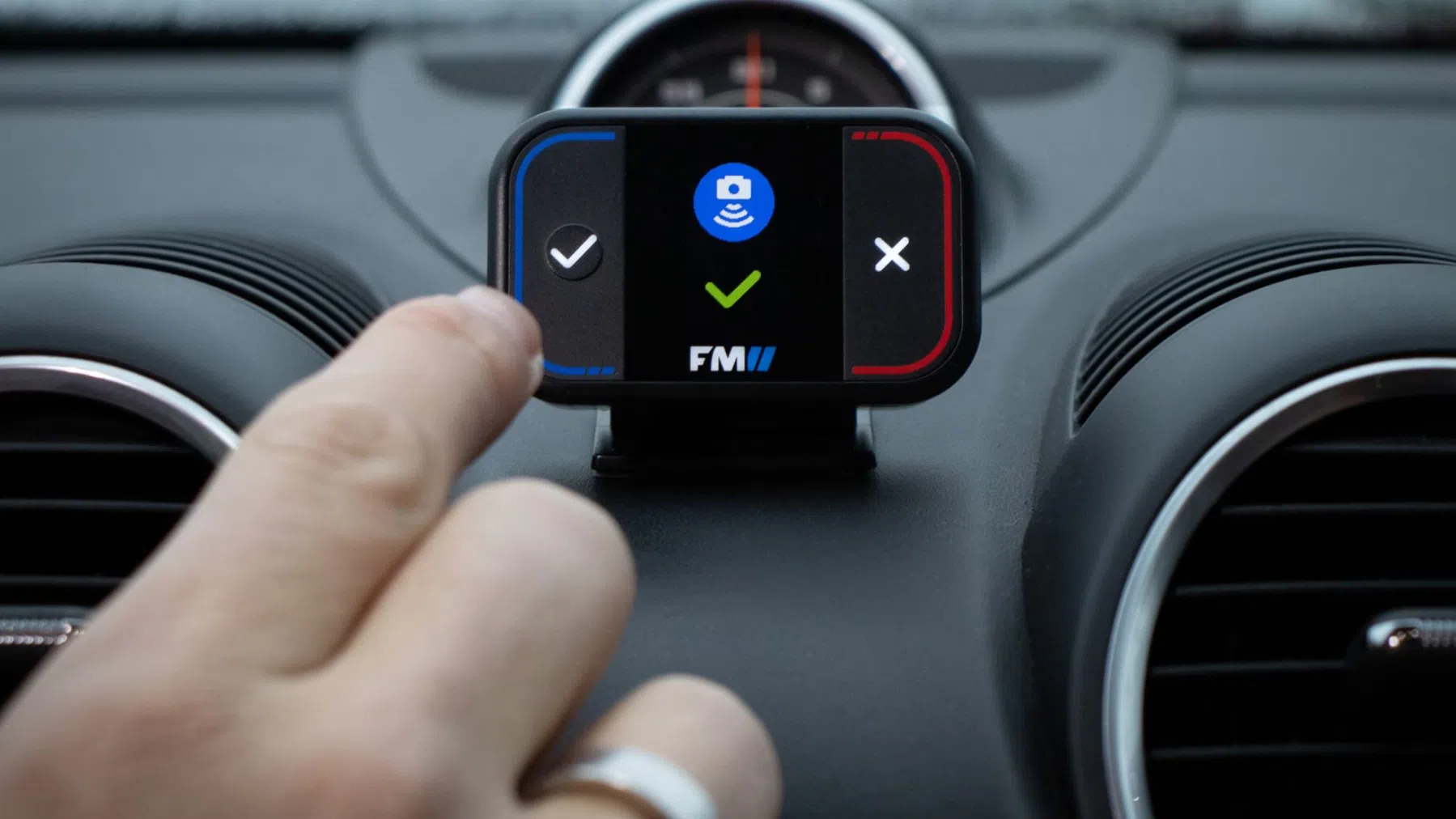 Flitsmeister two in auto met vinger